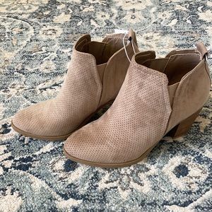 NWT! Universal thread boots in taupe